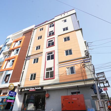 Hotel Blue Petals Шамшабад Екстериор снимка