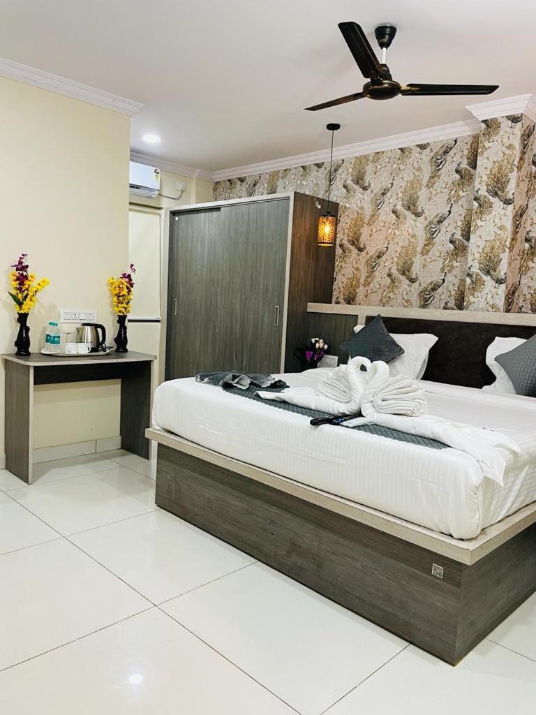 Hotel Blue Petals Шамшабад Екстериор снимка