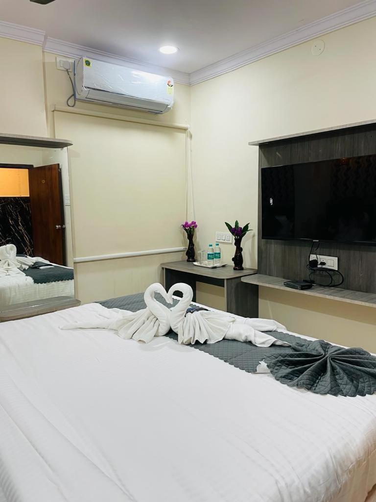 Hotel Blue Petals Шамшабад Екстериор снимка