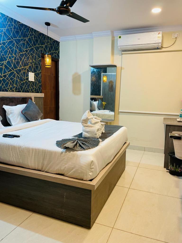 Hotel Blue Petals Шамшабад Екстериор снимка