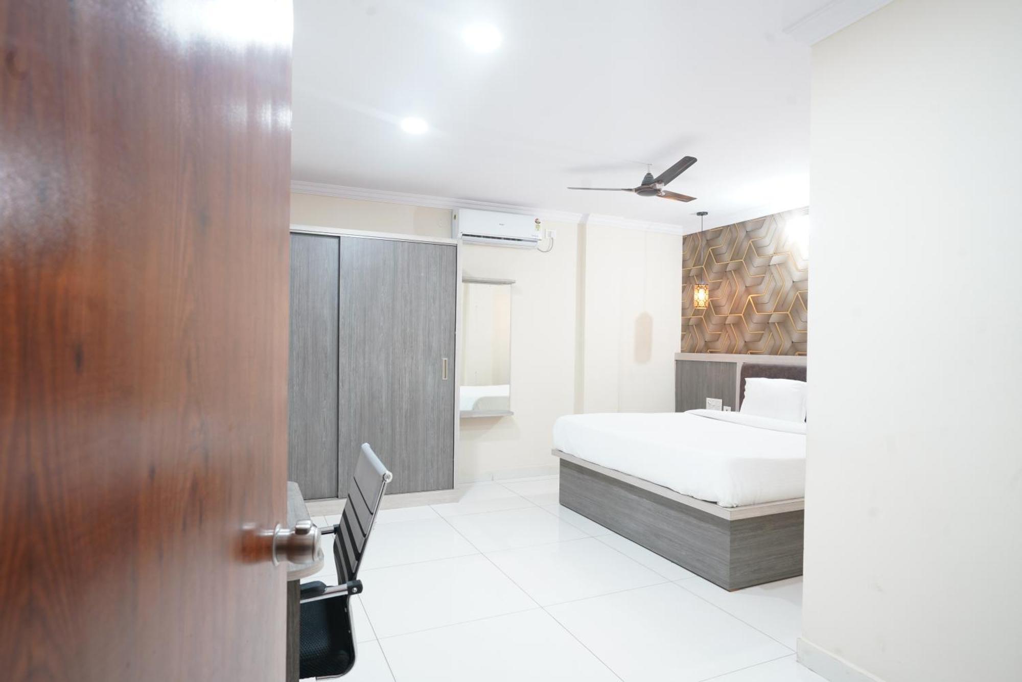 Hotel Blue Petals Шамшабад Екстериор снимка