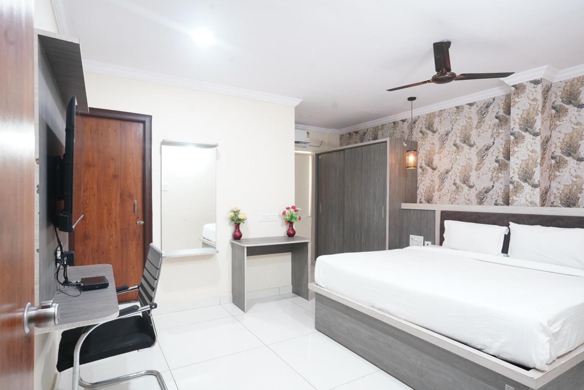 Hotel Blue Petals Шамшабад Екстериор снимка