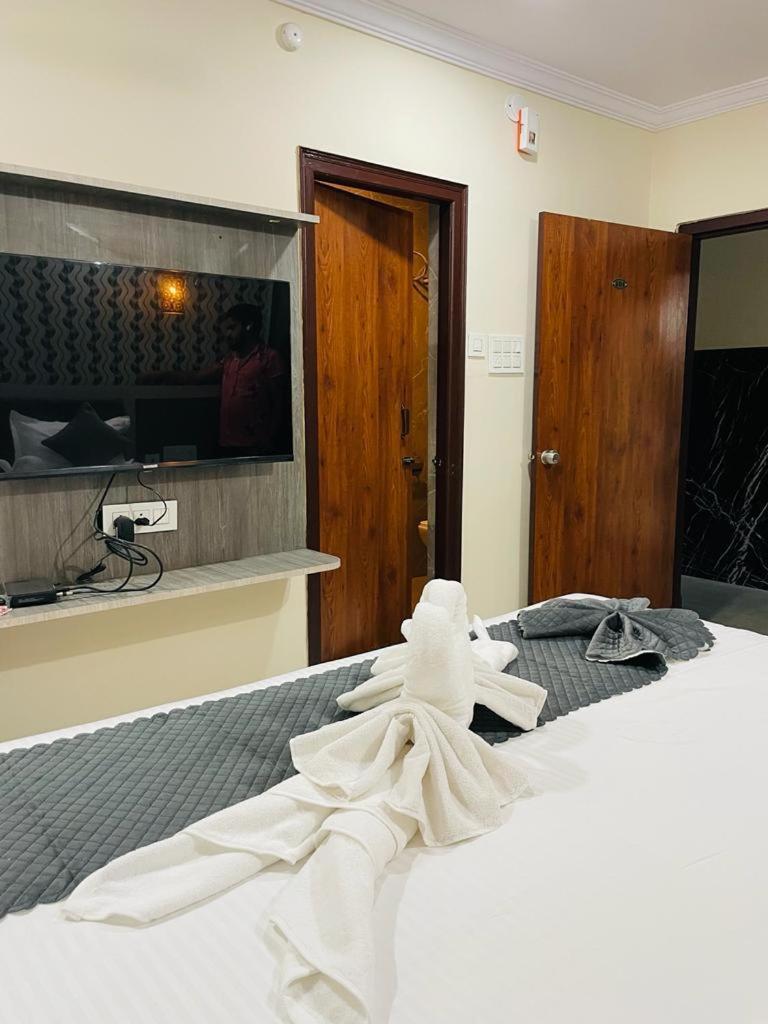 Hotel Blue Petals Шамшабад Екстериор снимка