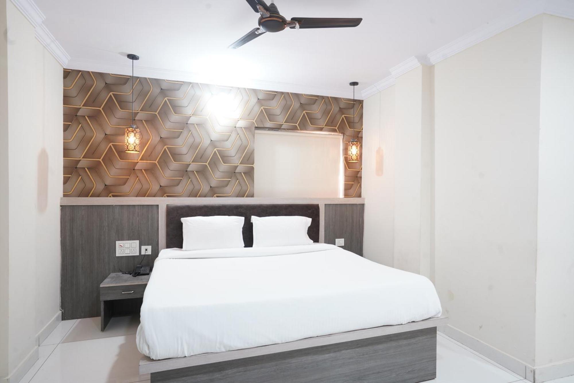 Hotel Blue Petals Шамшабад Екстериор снимка