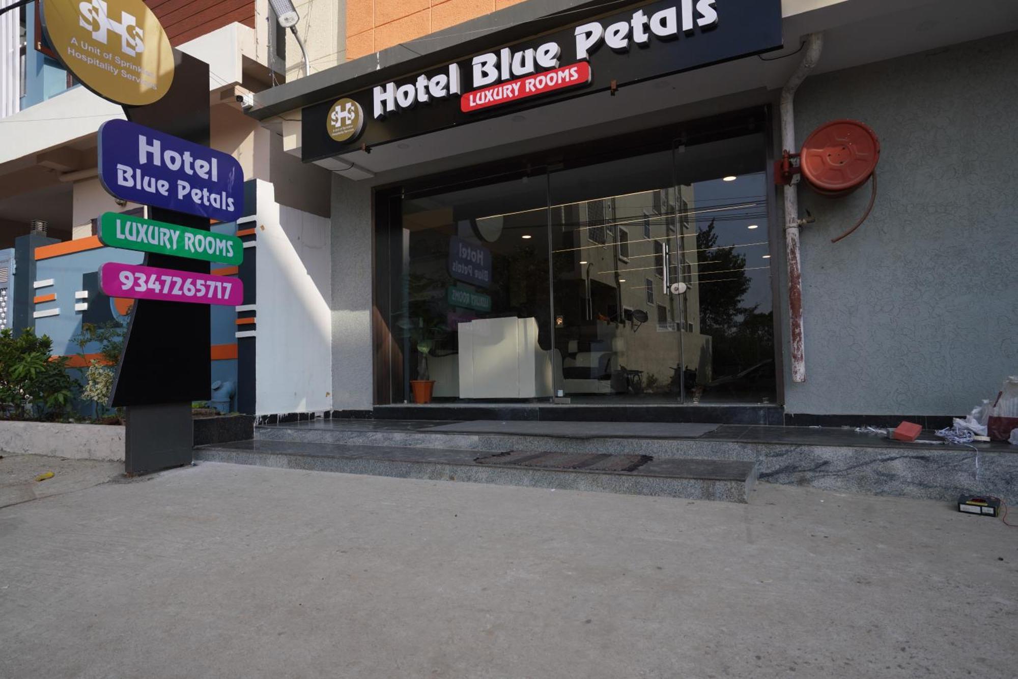 Hotel Blue Petals Шамшабад Екстериор снимка