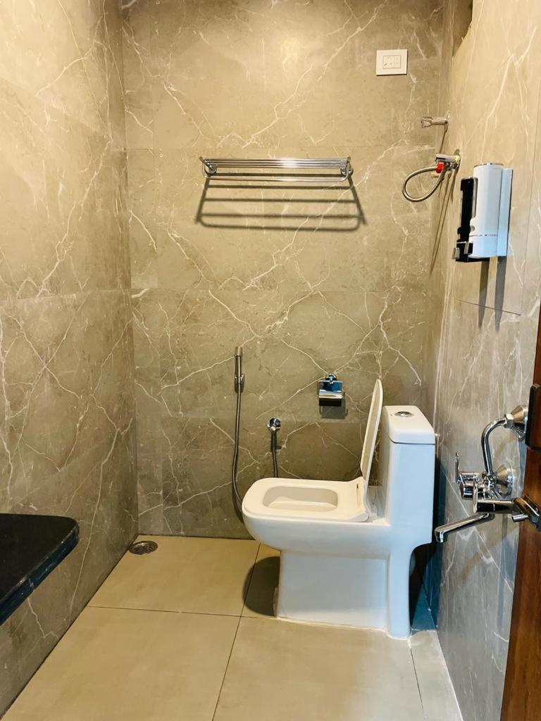 Hotel Blue Petals Шамшабад Екстериор снимка